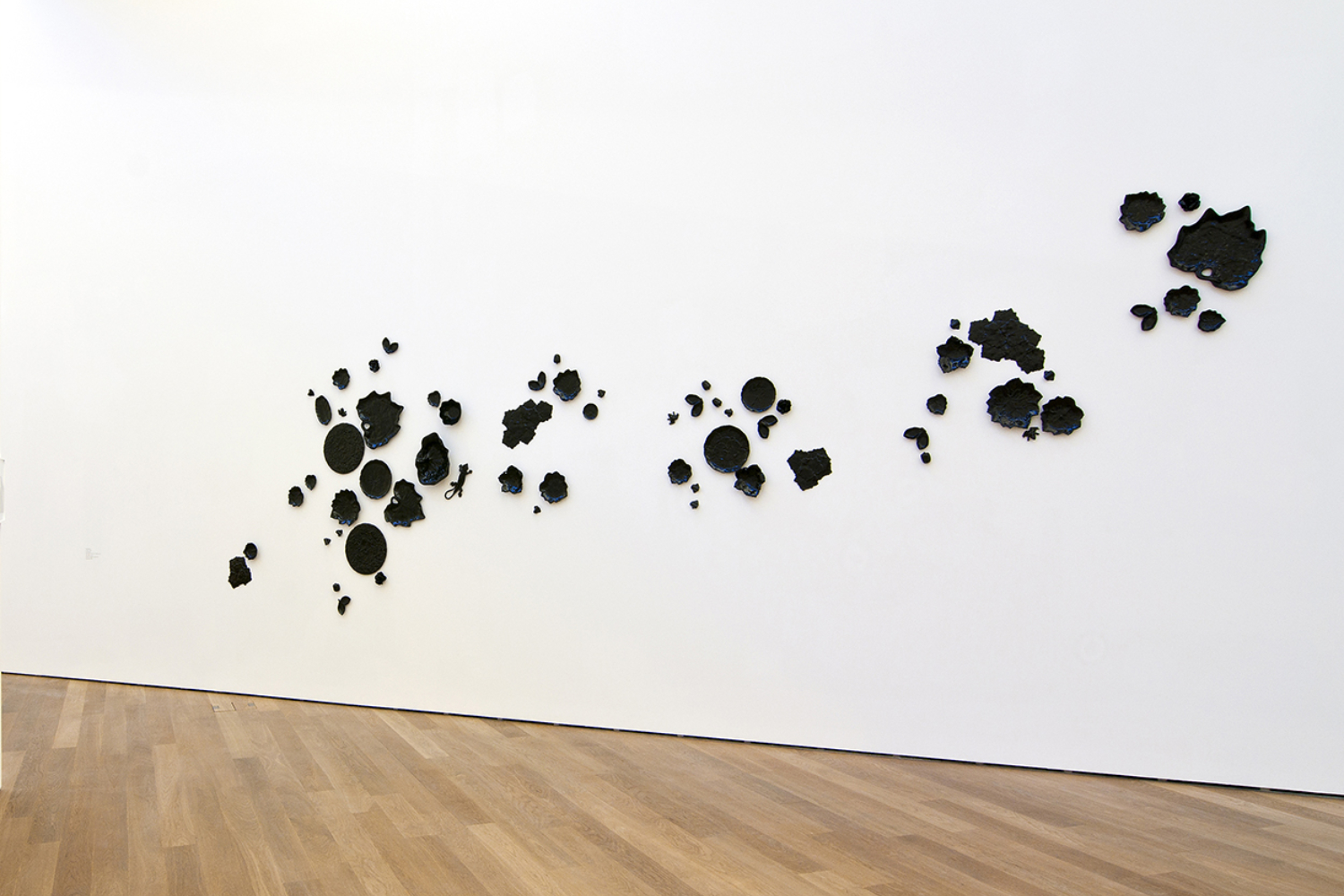 Sam Baron, "In Black", 2005. Collection Mudam Luxembourg. Vue de l’exposition "Premier étage – Second degré", Mudam Luxembourg, 17.11.2010 – 10.04.2011