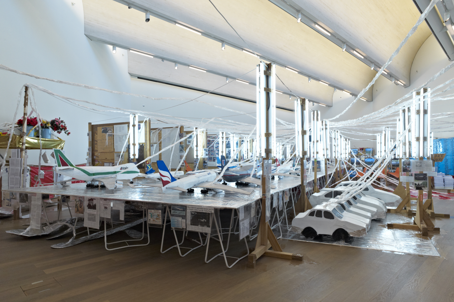 Thomas Hirschhorn, "Flugplatz Welt/World Airport", 1999. Collection Mudam, Acquisition 2000. Vue de l’exposition au Mudam, 21.11.2012 – 26.05.2013
