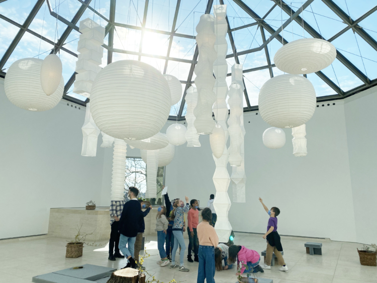 Visite pour enfants de l'exposition "Isamu Noguchi / Danh Vo. a cloud and flowers", 11.12.2021 – 19.09.2022 © Photo : Mudam Luxembourg