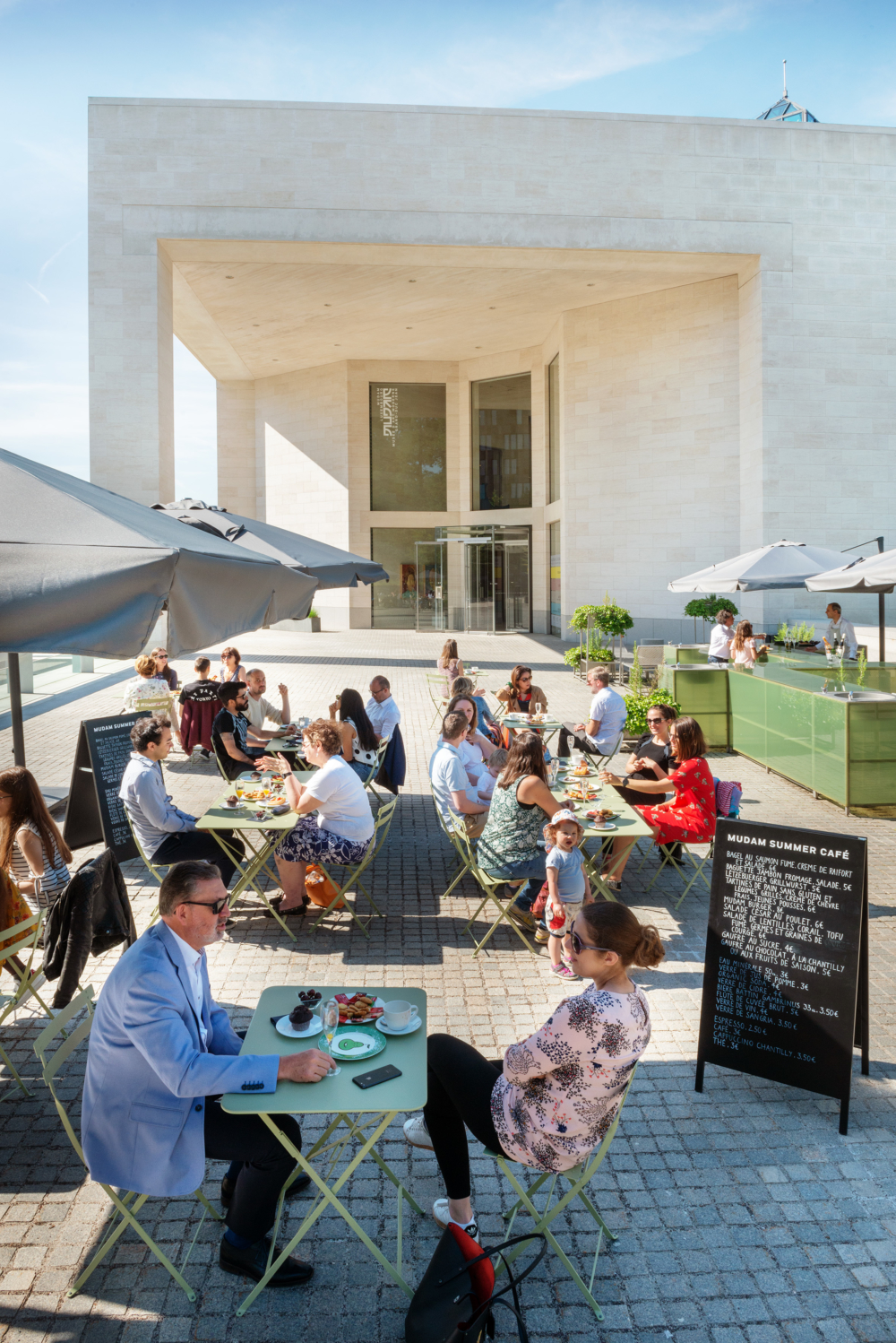 During summer, Mudam Luxembourg opens its Summer Café, located in the Park Dräi Eechelen, next to the beautiful building of Ieoh Ming Pei.