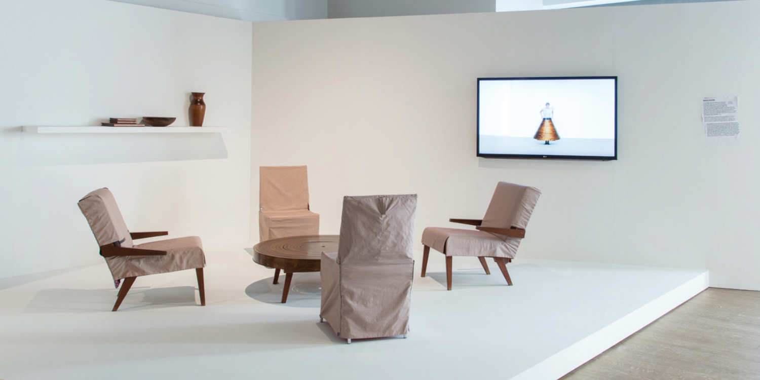 Hussein Chalayan, "Afterwords", 2000. Film de Marcus Tomlinson Sadler’s Wells Theater, Londres, 16 février 2000 Collection Mudam Luxembourg – Musée d‘Art Moderne Grand-Duc Jean | Acquisition 2000 | Vue de l’exposition Hussein Chalayan, Design Exchange – Canada’s Design Museum 18.09.2014 – 25.01.2015