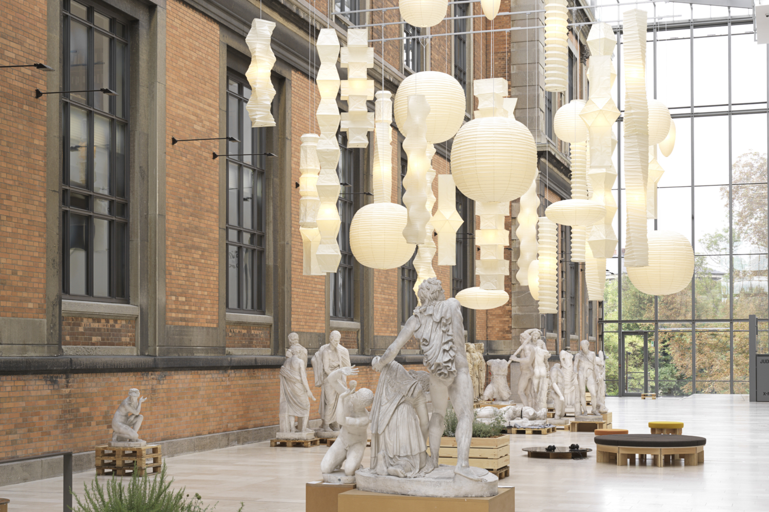 Danh Vo, vue de l’exposition "Take My Breath Away" au SMK — National Gallery of Denmark, Copenhagen, 2015
