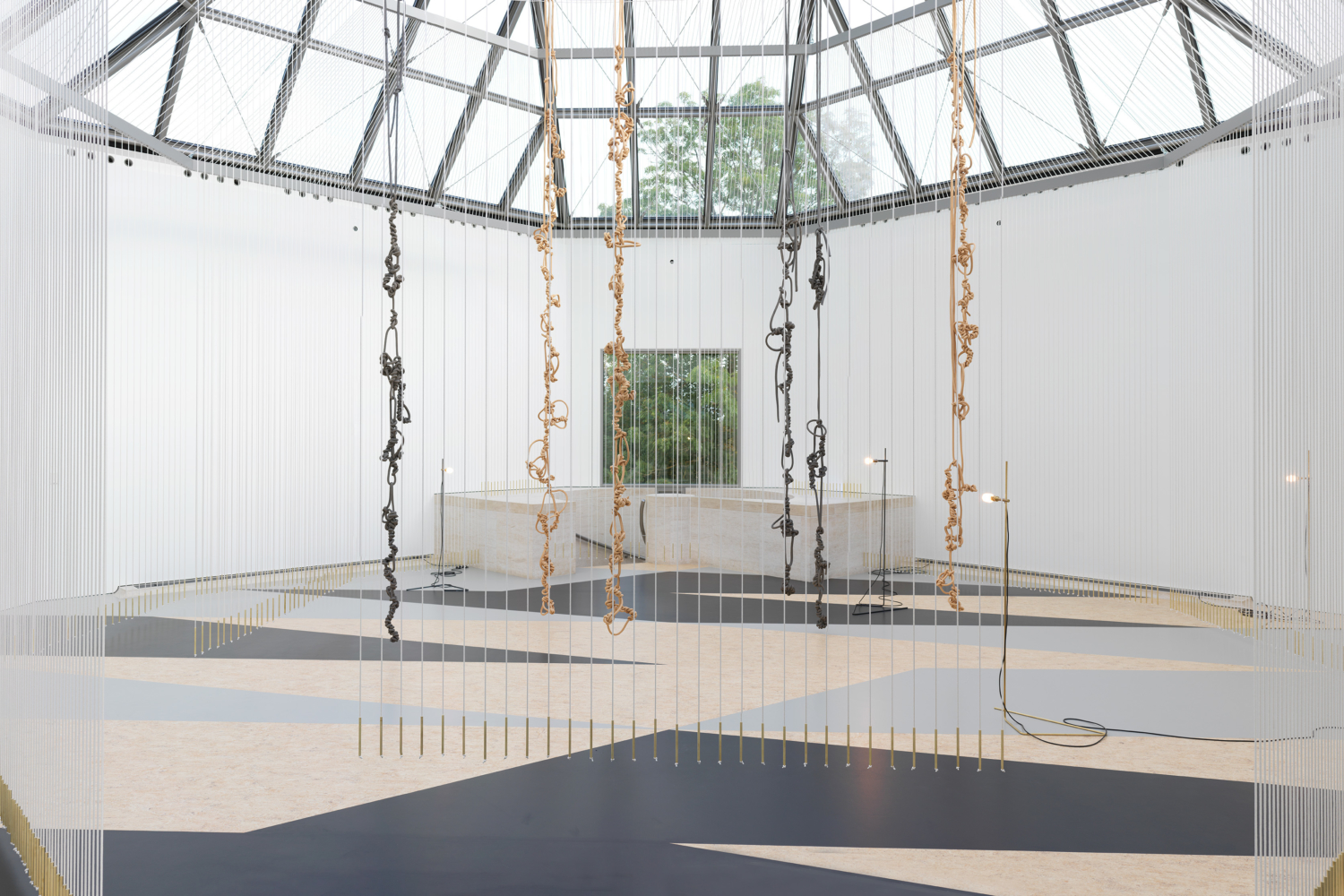 Vue de l'exposition "Leonor Antunes. joints, voids and gaps", 10.10.2020 – 05.04.2021, Mudam Luxembourg