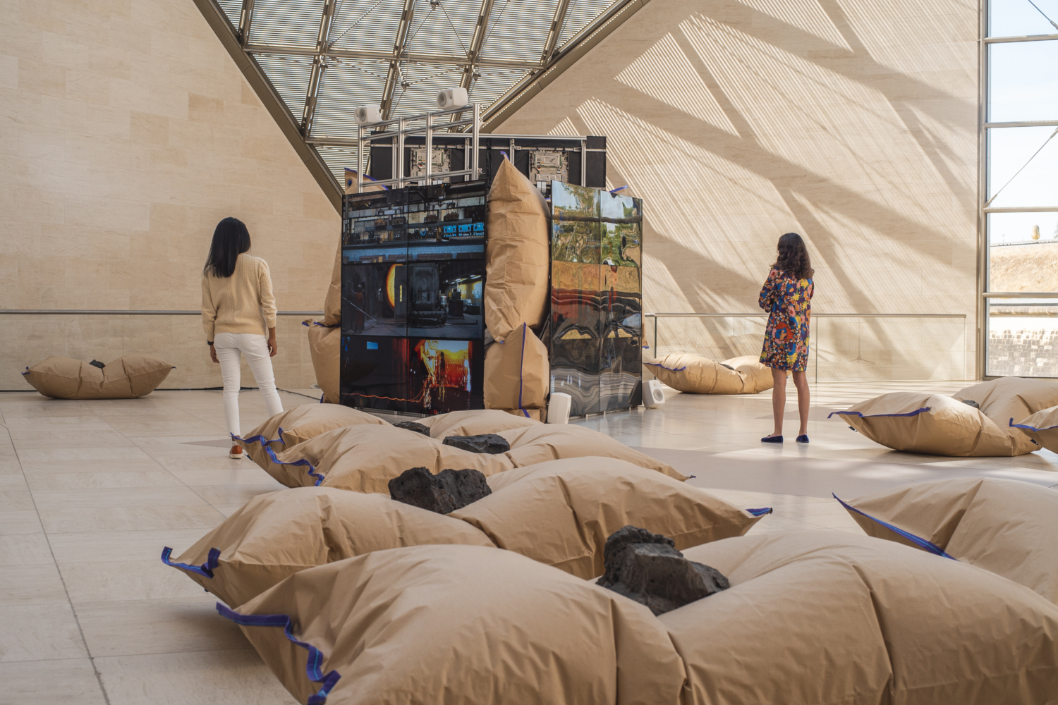 Vue de l'exposition "Cecilia Bengolea. Deary Steel", 14.05 – 29.05.2022, Mudam Luxembourg © Photo : Simon Verjus | Mudam Luxembourg