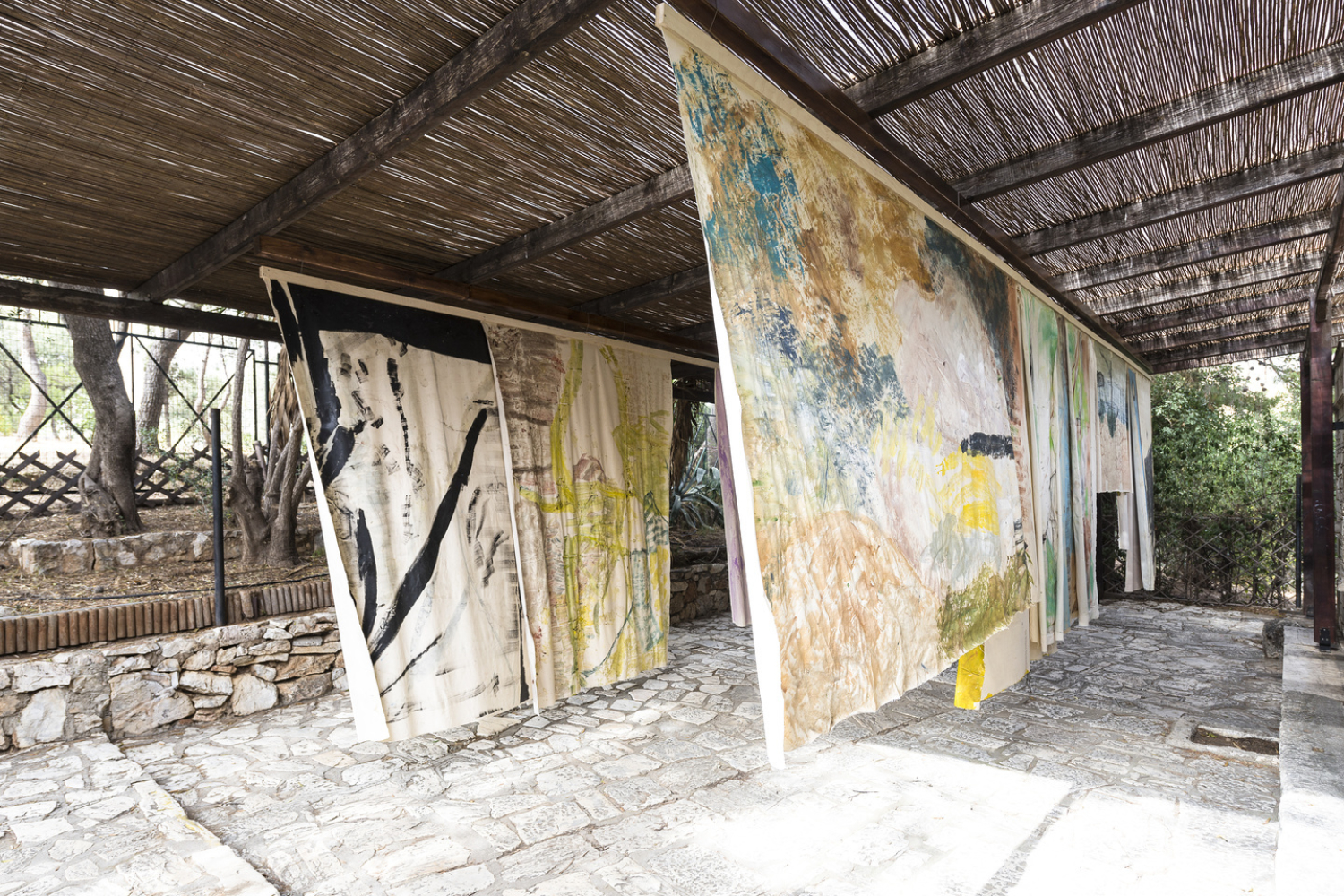 Vivian Suter, Nisyros, 2017, Collection Mudam Luxembourg – Acquisition 2018. Vue de l'installation, colline de Philopappos, chemin et pavillon Pikionis, Athènes, documenta 14