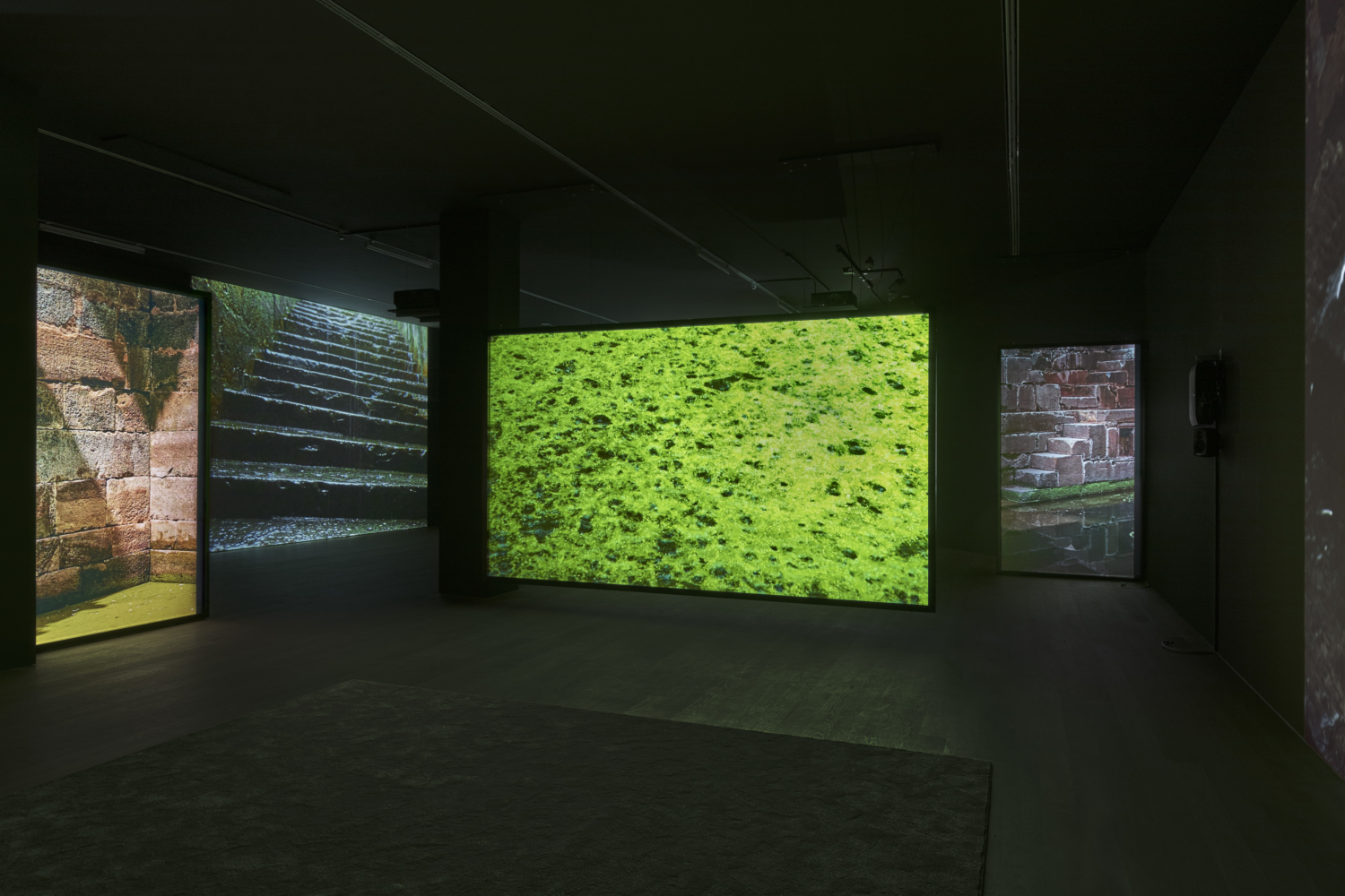 Vue de l’exposition Darren Almond . Timescape, 11.02.2017 – 14.05.2017, Mudam Luxembourg