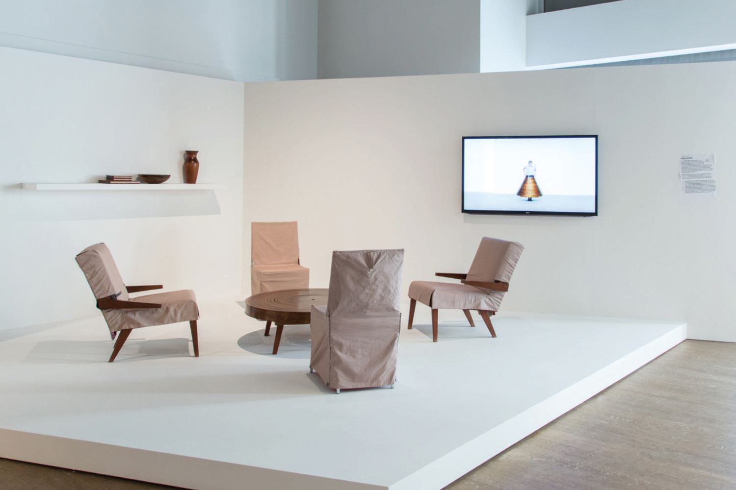 Hussein Chalayan, "Afterwords", 2000. Film de Marcus Tomlinson Sadler’s Wells Theater, Londres, 16 février 2000 Collection Mudam Luxembourg – Musée d‘Art Moderne Grand-Duc Jean | Acquisition 2000 | Vue de l’exposition Hussein Chalayan, Design Exchange – Canada’s Design Museum 18.09.2014 – 25.01.2015